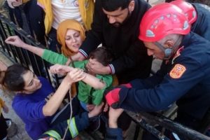 Şanlıurfa'da 12 yaşındaki &ccedil;ocuğun koluna demir saplandı