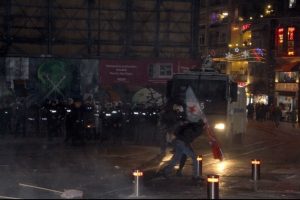Beyoğlu'nda korsan g&ouml;steriye polis m&uuml;dahalesi