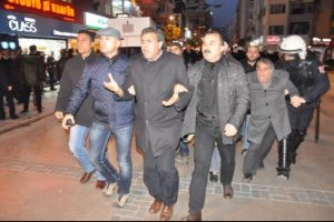 İzmir karıştı: HDP'li başkan da g&ouml;zaltına alındı
