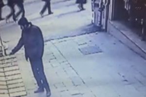 Y&uuml;z&uuml;k tablasını kaşla g&ouml;z arasında y&uuml;r&uuml;tt&uuml;