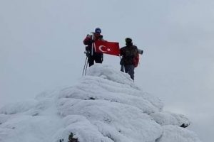 Ay yıldız bayrağı zirveye diktiler