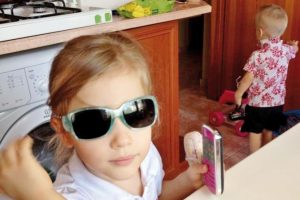 Emine kendi kendine &ouml;lm&uuml;ş