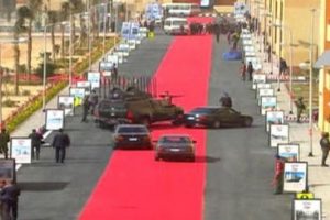 Mısır'da Sisi'nin konvoyuna kırmızı halı serildi