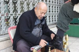 Bursa'da 58 yıldır aynı yerde ayakkabı boyuyor