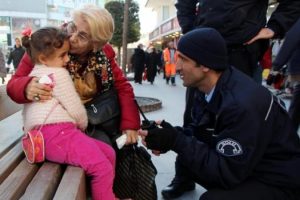 Anne ve babasını kaybeden Iraklı &ccedil;ocuk ağladı