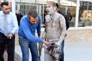 Kendini yakan iş&ccedil;iden acı haber geldi