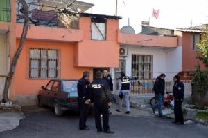 Adana'da kabloyla kendini astı