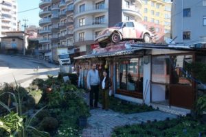 Vosvosu, yeni a&ccedil;tığı kafenin &ccedil;atısına &ccedil;ıkardı
