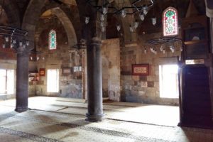 Değerli diye tarihi caminin duvarındaki taşı s&ouml;kt&uuml;ler