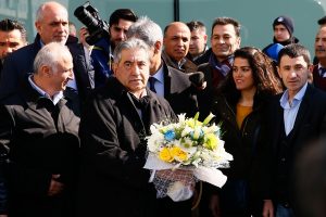 Fenerbah&ccedil;e &ccedil;i&ccedil;eklerle karşılandı