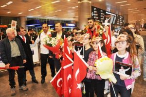 Şampiyon karateciler yurda d&ouml;nd&uuml;