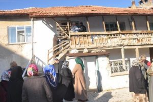 81 yaşındaki kadını evinde boğarak &ouml;ld&uuml;rd&uuml;ler