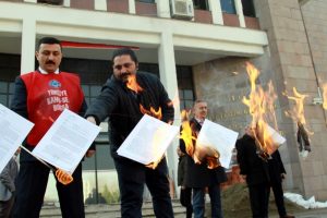 Bursa'da okul idarecileri mahkeme kararlarını ateşe verdi!