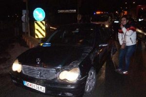 Hemşire, otomobiline &ccedil;arpan yaralı gen&ccedil;lere ilk m&uuml;dahaleyi yaptı