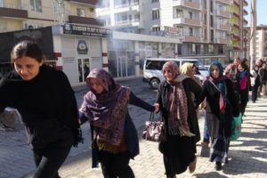 Silvan'da Cizre'ye destek y&uuml;r&uuml;y&uuml;ş&uuml;ne polis m&uuml;dahale etti