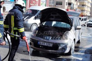 Şanlıurfa'da yanan otomobili belediye g&ouml;revlileri s&ouml;nd&uuml;rd&uuml;