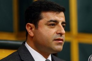 Demirtaş iki eski 'paket' g&ouml;sterdi