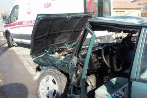 Ambulansla otomobil &ccedil;arpıştı, 4 kişi yaralandı