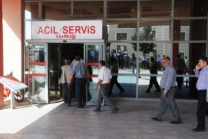 PKK'dan memurları taşıyan araca bombalı saldırı: 2 &ouml;l&uuml;