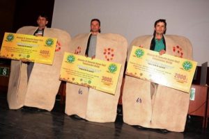 Yarışmada dereceye giren &ccedil;obanlar &ouml;d&uuml;llerini aldı