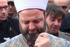 Şehidin cenazesinde m&uuml;ft&uuml; g&ouml;zyaşlarına boğuldu