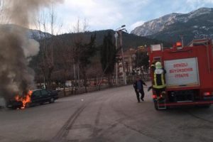 Denizli'de otomobil alev alev yandı