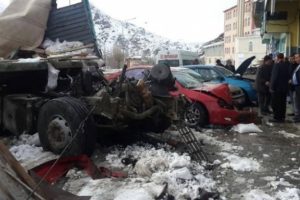 TIR ortalığı savaş alanına &ccedil;evirdi: 3 &ouml;l&uuml;, 2 yaralı