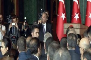 Ferdi Tayfur Cumhurbaşkanlığı K&uuml;lliyesi'nde şarkı s&ouml;yledi
