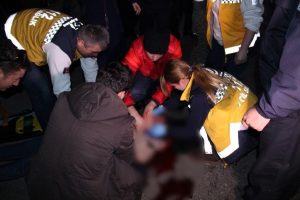 Halk otob&uuml;s&uuml;n&uuml;n altında kaldı!