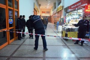 Otob&uuml;s terminalinde silahlı kavga: 2 yaralı
