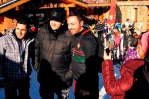 Eşini evde bıraktı kardeşiyle tatile &ccedil;ıktı...