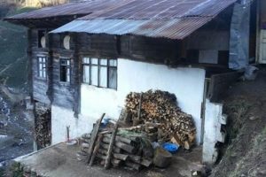 Akrabası 2 kardeşi &ouml;ld&uuml;ren ş&uuml;pheli, evinin altındaki sığınakta yakalandı