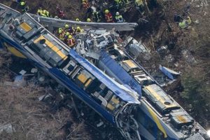 Almanyada tren kazasında &ouml;l&uuml; sayısı 11 oldu