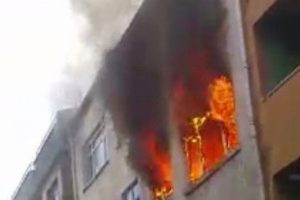Beyoğlu'ndaki yangında 1 bebek &ouml;ld&uuml;, 1 kişi ağır yaralandı