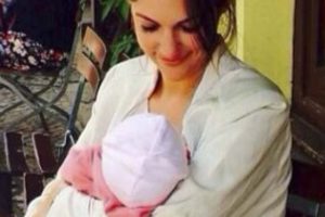 Meryem Uzerli kızının y&uuml;z&uuml;n&uuml; ilk kez g&ouml;sterdi...