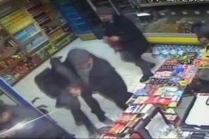Tekel bayiini soyarken polise b&ouml;yle yakalandılar!