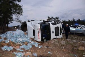 Su y&uuml;kl&uuml; tır şarampole devrildi; 1 yaralı