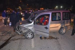 Hatalı sollama kaza getirdi: 2 yaralı