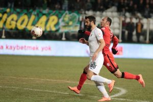 Galatasaray deplasmandan avantajla d&ouml;n&uuml;yor