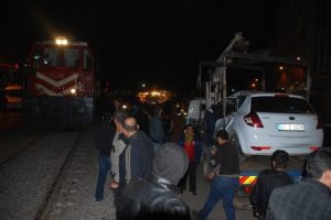 Yolcu treni otomobili bi&ccedil;ti: 2 yaralı