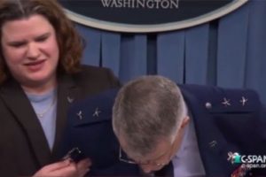 Obama'nın u&ccedil;ağından sorumlu general canlı yayında bayıldı
