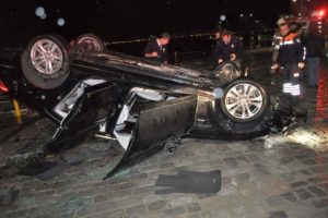 Otomobil takla attı, Sunroof'a başı sıkışan kadın &ouml;ld&uuml;
