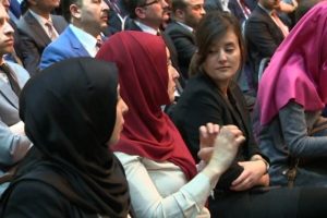Başbakan'ın konuşmasını işaret diliyle anlattı