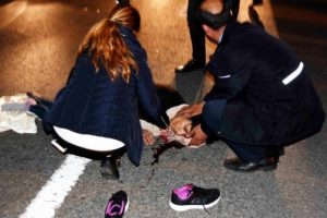 Annesine g&ouml;z&uuml;n&uuml;n &ouml;n&uuml;nde minib&uuml;s &ccedil;arptı