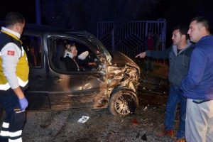 Milas'ta &uuml;&ccedil; ara&ccedil; birbirine girdi: 5 yaralı