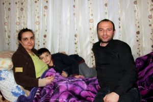 6 yıldır yatalak eşine bakıyor