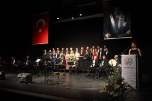 Bursa'da avukatlar sahnede h&uuml;nerlerini sergiledi
