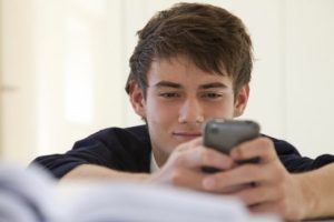 Gen&ccedil;ler telefon başında 4 saat ge&ccedil;iriyor