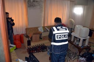 İ&ccedil;ki imalathanesine d&ouml;n&uuml;şt&uuml;r&uuml;len evde sahte viski ele ge&ccedil;irildi