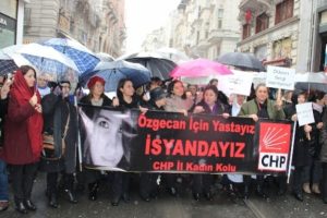 CHP'li kadınlar &Ouml;zgecan i&ccedil;in yağmur altında y&uuml;r&uuml;d&uuml;